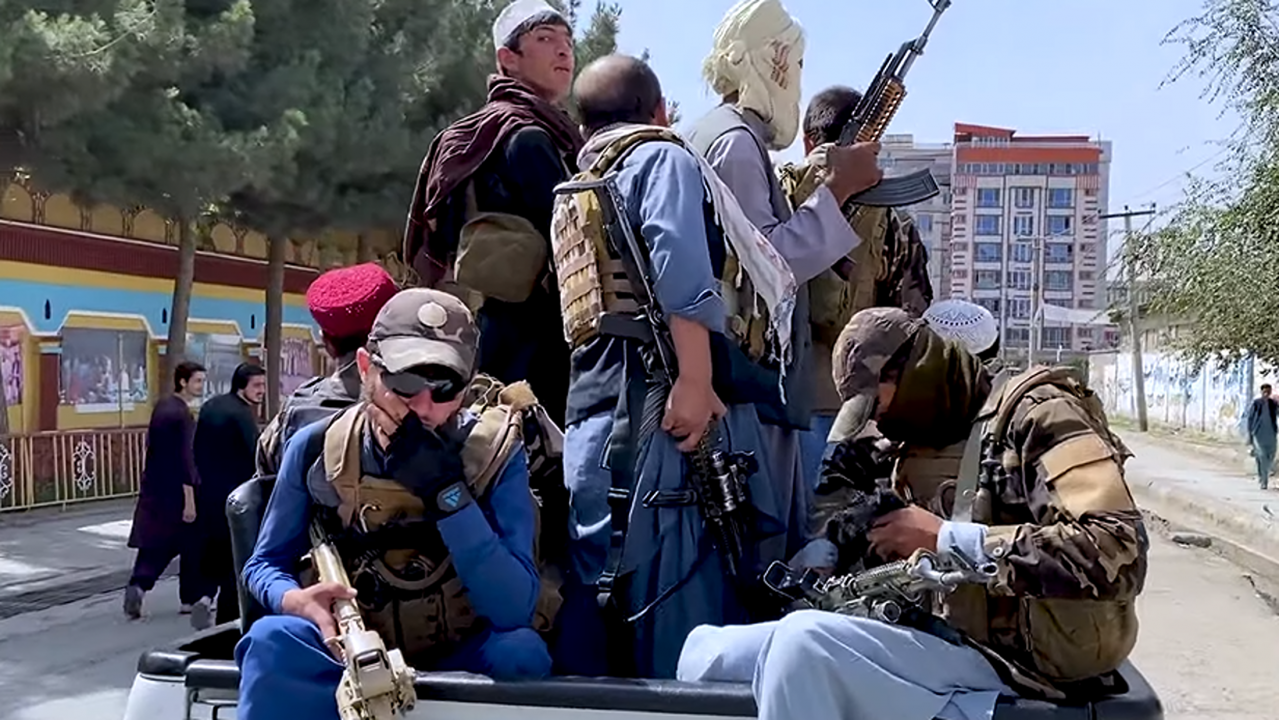 Taliban_Fighters_in_Kabul,_August_17_2021_(cropped)-2.png