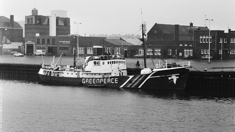 1920px-Schip_Rainbow_Warrior_van_Greenpeace_in_Scheveningen,_Bestanddeelnr_930-2632-2.jpg